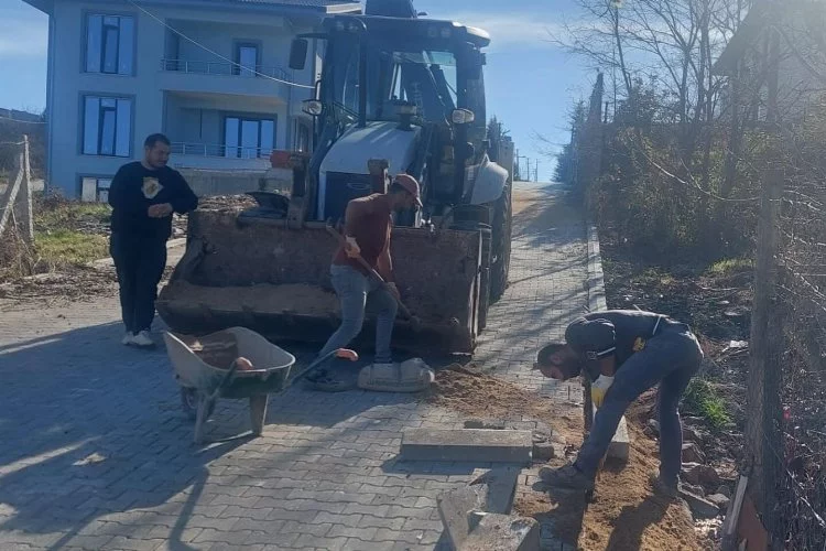 Yalova Kadıköy’de parke yol onarımlarına hız kesmeden devam ediliyor