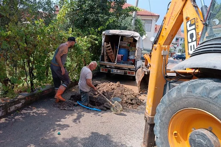 Yalova Kadıköy’de su patlağına müdahale edilerek yol tesviye çalışmaları yapıldı