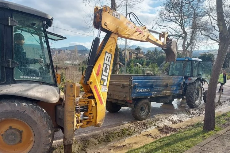 Yalova Kadıköy’de yağmur suyu kanalları temizleniyor