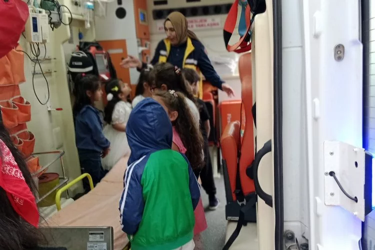 Yalova Sağlık Müdürlüğü Çınarcık ve Esenköy’de İlkokul Öğrencilerine Ambulans Eğitimi Verdi