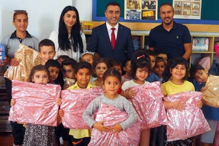 Yalova Tavşanlı Belediye Başkanı Kaçar’dan öğrencilere okul hediyesi