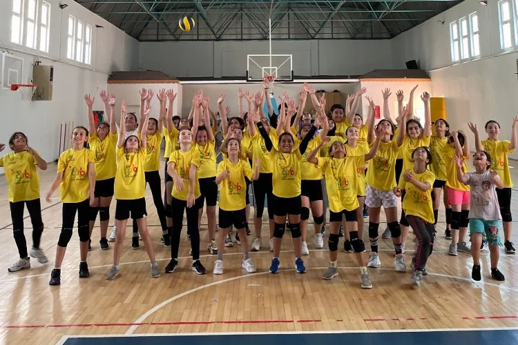 Yalova yaz spor okulları'nda voleybol antrenmanları devam ediyor