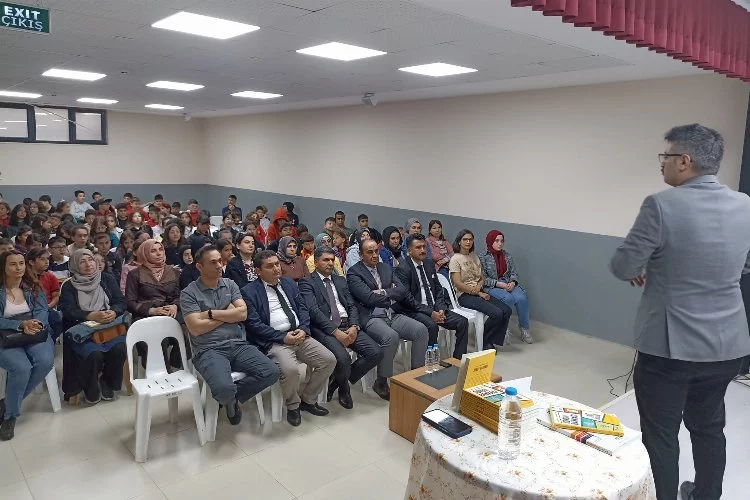 Yazar Ahmet Öztürk, Teşvikiye’de öğrenci ve velilerle söyleşi gerçekleştirdi